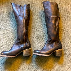 Freebird Calgary boots size 8. Gently worn. Excellent condition.